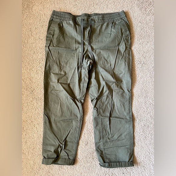 2 Pairs women’s Old Navy size 14 pull on ankle khakis - Picture 6 of 7